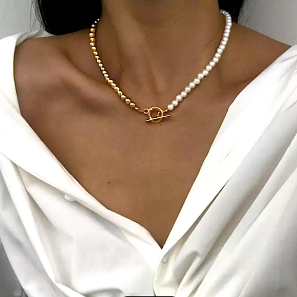 🔵𝟲𝟱%𝗢𝗙𝗙 𝗯𝘂𝗻𝗱𝗹𝗲𝘀 𝟯+🔵 NEW White & Gold Acrylic Beaded Necklace - Picture 4 of 11